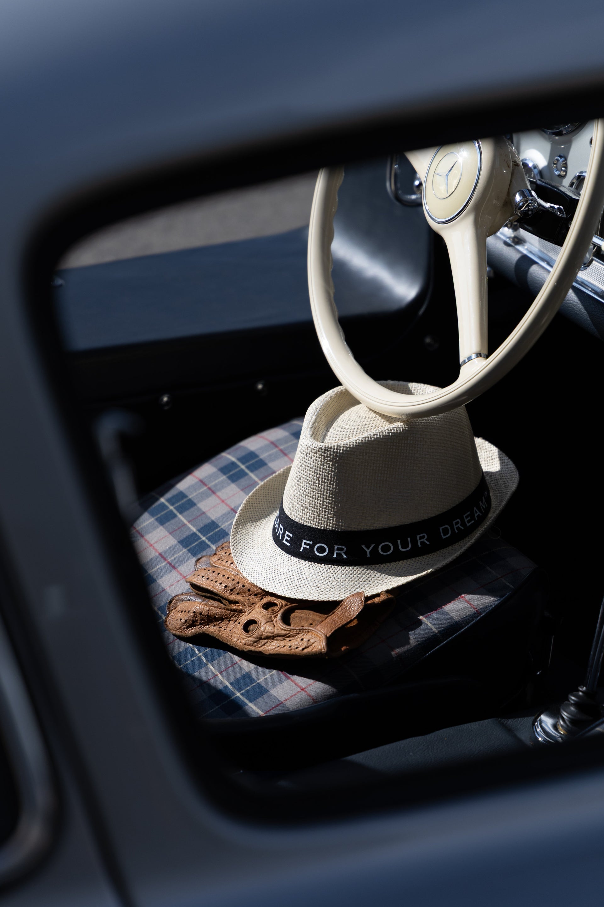 Panama-Hut trifft Passion – stilvoller Sonnenschutz für Enthusiasten